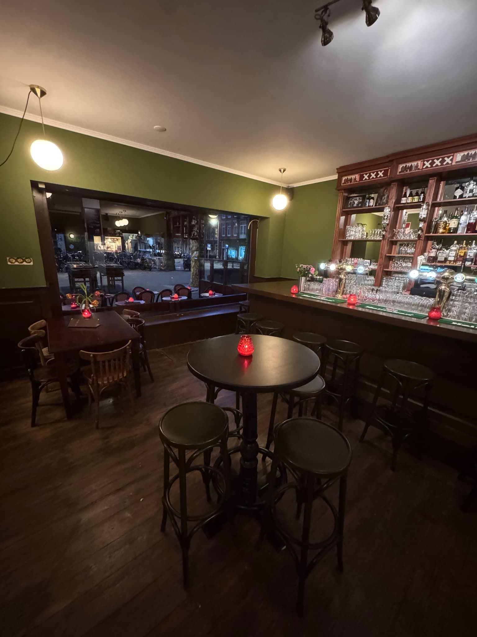 Klassiek bruin café interieur