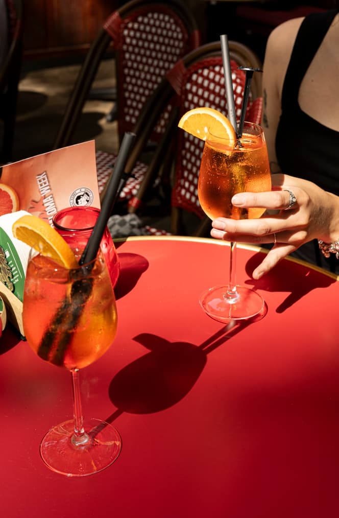 Twee Aperol Spritz drankjes op het terras in de zon