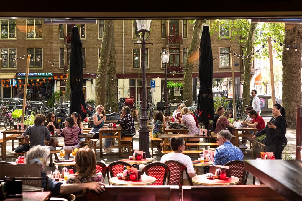Zonnig terras op het Van der Helstplein