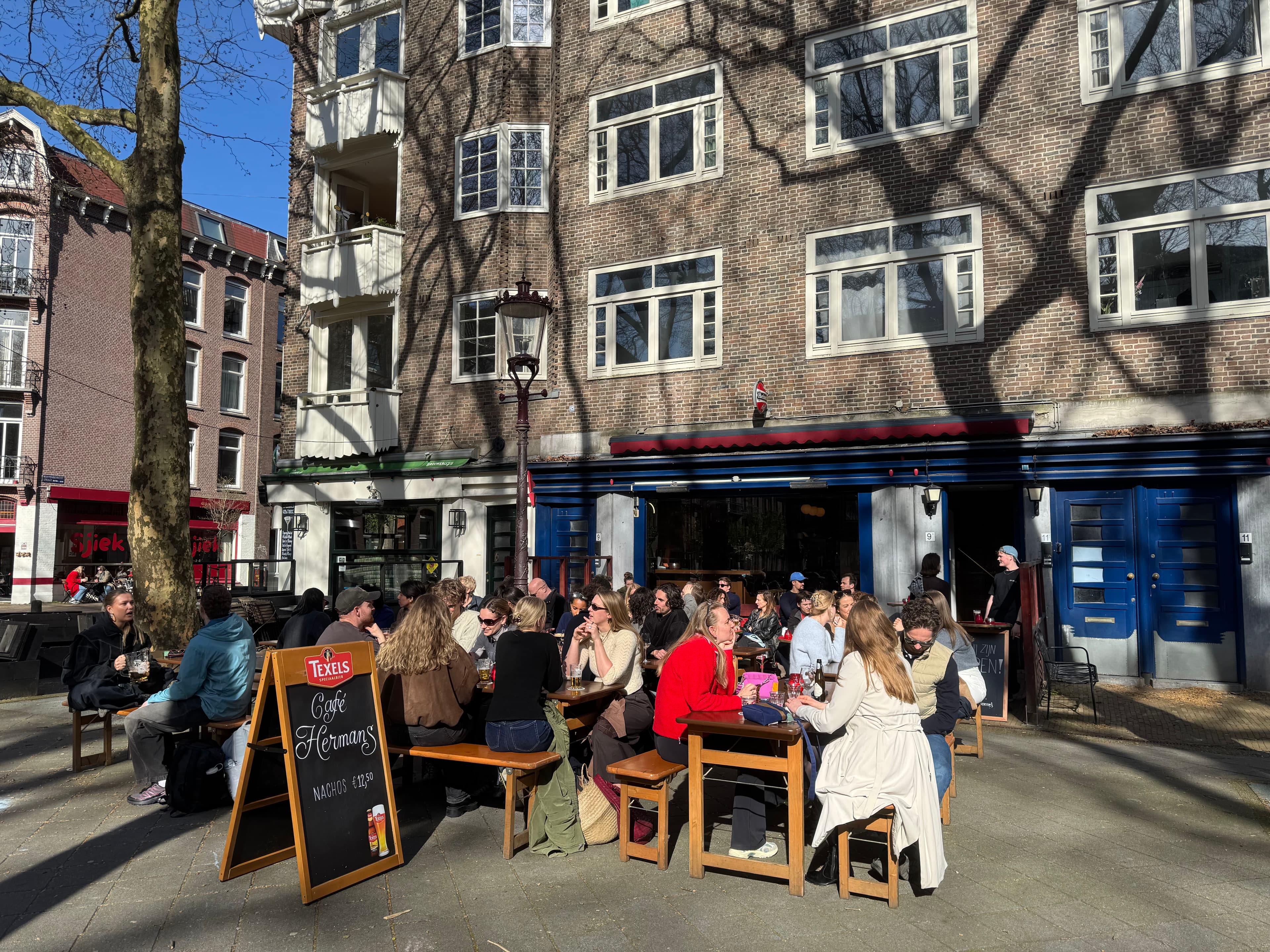 Zonnig terras op het Van der Helstplein